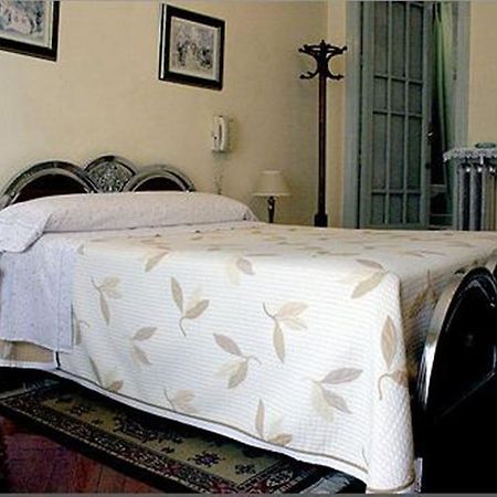 Hostal Delfina Madrid Bagian luar foto