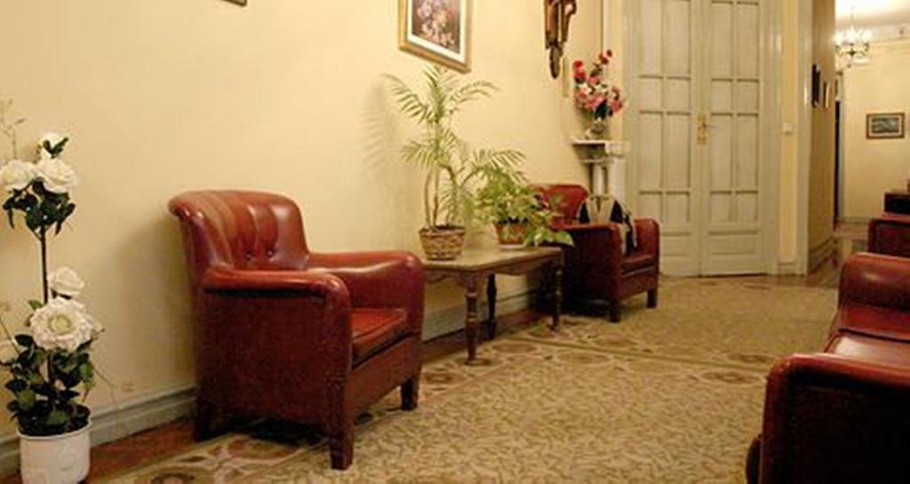 Hostal Delfina Madrid Bagian luar foto
