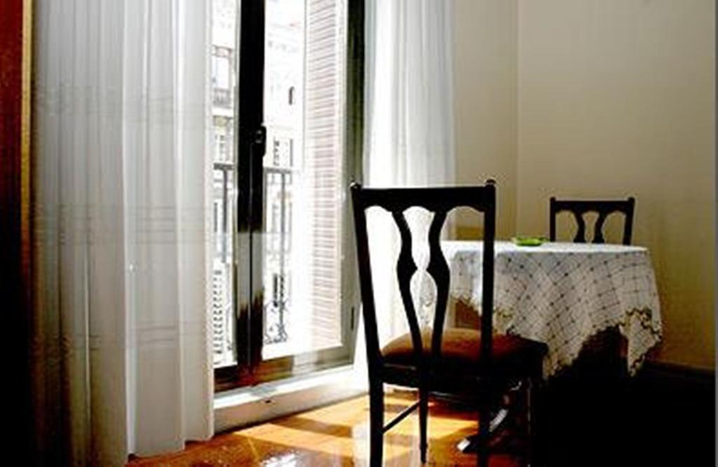 Hostal Delfina Madrid Bagian luar foto