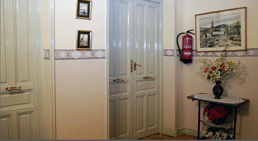 Hostal Delfina Madrid Bagian luar foto