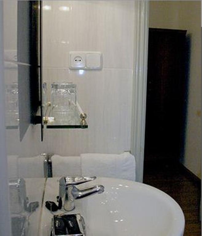 Hostal Delfina Madrid Ruang foto