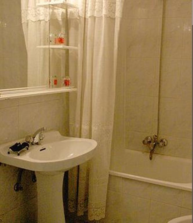 Hostal Delfina Madrid Ruang foto