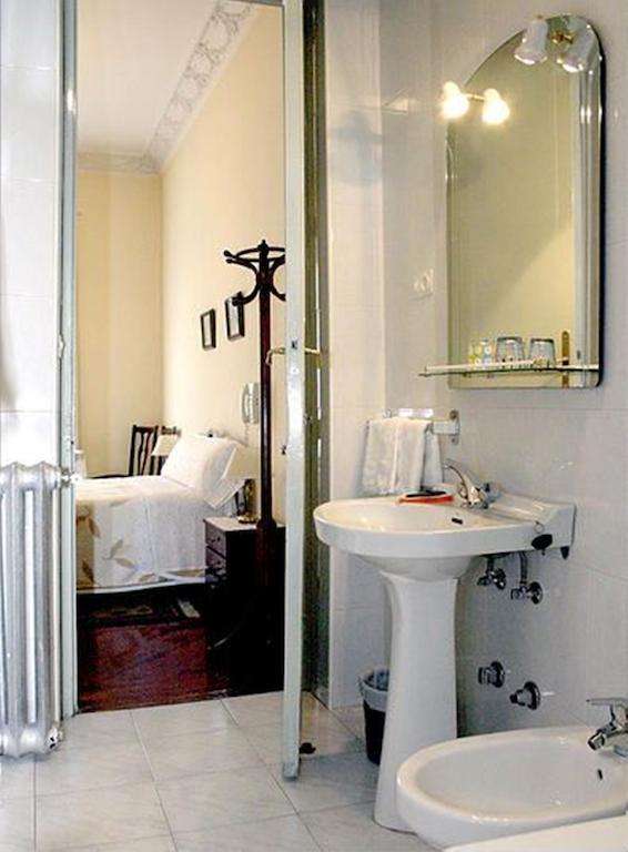 Hostal Delfina Madrid Bagian luar foto